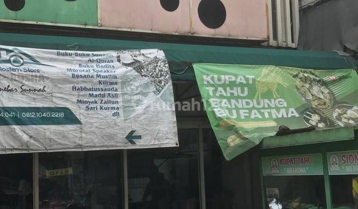 02-255
DISEWA TEMPAT USAHA COCOK UNTUK (Toko Buku, Kiosk Resto & Skin Care) DI RAYA RC VETERAN BINTARO JAKARTA SELATAN 
SHM 
Luas  5x12m
1 Ruang Show Room
Kamar Mandi 1
Dapur
AC
Carport 2 mobil
1 Lantai 
 PLN 7.700VA.
Harga 100Jt/Thn Nego 1