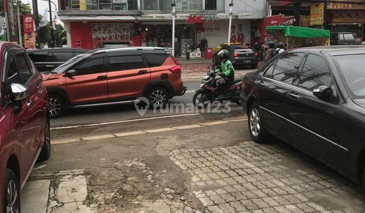 02-255
DISEWA TEMPAT USAHA COCOK UNTUK (Toko Buku, Kiosk Resto & Skin Care) DI RAYA RC VETERAN BINTARO JAKARTA SELATAN 
SHM 
Luas  5x12m
1 Ruang Show Room
Kamar Mandi 1
Dapur
AC
Carport 2 mobil
1 Lantai 
 PLN 7.700VA.
Harga 100Jt/Thn Nego 2