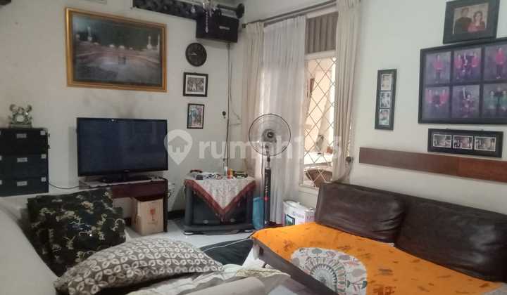 For Sale House on Jln. H. Nawi II (behind Restu Plafon Workshop) Cipete, South Jakarta. Land area 365 m², Building area 450 m². Electricity 4,400 VA. Telephone 1 line. Facing North. Ground floor: 1 Master bedroom, 1 Bedroom under the stairs. Upper floor: 3 Bedrooms, 1 Maid's room, 2 Bathrooms (inside/outside). Living room.