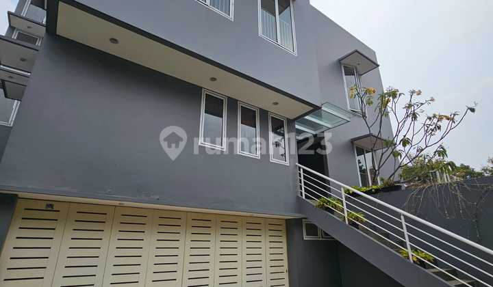Di Sewa Rumah Siap Huni, Semi Furnished Area Senopati Ada Pooljl. Ciawi 2 No.2kebayoran Baru Jakarta Selatanluas Tanah: 275M²Luas Bangunan: 450Mbangunan: 2Lantaikamar Tidur: 4+1Ruang Kantor/Kerja: 1Kamar Mandi: 3+1Swimming Pool: Adacarport: 2 Garasi: 2Ada 2