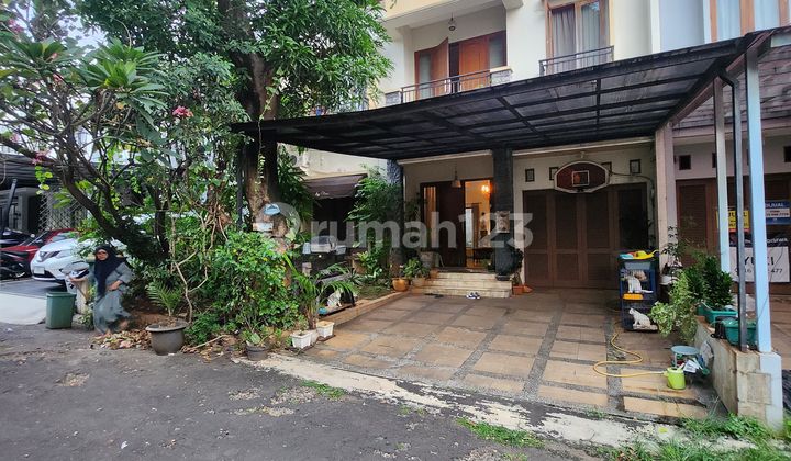 For Sale Di Bawah Njop Rumah Modern Dlm Town House Di Area Gandariakebayoran Lama - Jakarta Selatanlt / Lb : 184/230kt : 4 + 1km : 3 + 1jumlah Lantai : 2listrik : 3300ac: 6garasi : 1car Pot : 2taman Depan Dan Belakang Fasilitas Umum : Swimming Pooldokumen 1