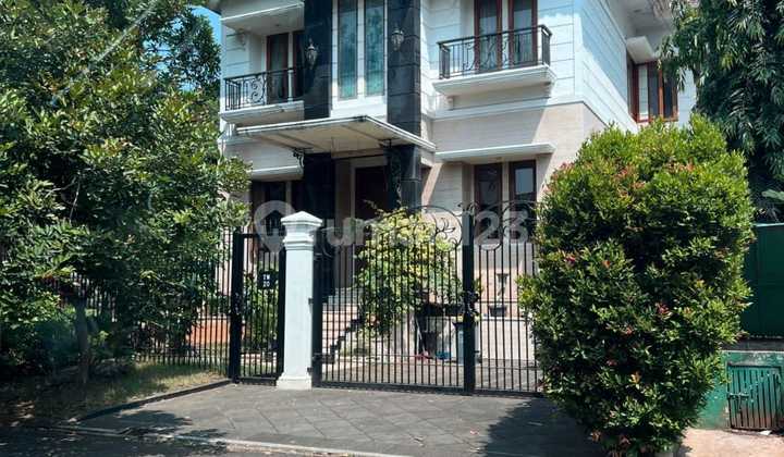 For Sale Ready-to-Occupy House in Pondok Indah. Land Area: 535m², Building Area: 1000m². Master Bedroom with Ensuite Bathroom, Living and Dining Room, Pantry, Powder Room, Elevator, Swimming Pool. 2nd Floor: 1 Master Bedroom + Ensuite Bathroom, 3 Bedrooms, Prayer Room. Basement: Service Area, 4 Maids' Rooms, Storage Room.