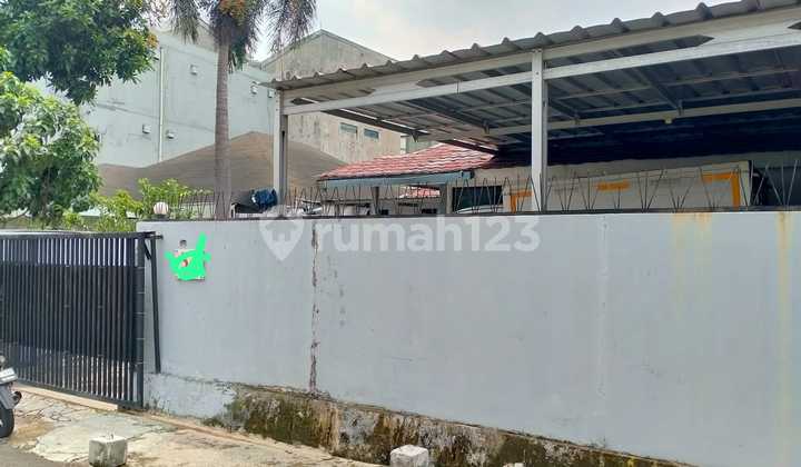  Dijual 2 Bangunan Dan Tanah Kosong D Jl H.salim Radio Dalam Jakarta Selatan Shm Luas Tanah : 489m²luas Bangunan : 400m²tanah Kosong : 60m²jalan : 29 M²listrik : 3500 Waatt+2200 Watt Bagian Depan Kamar Tidur : 3 Kamar Mandi : 2 Bagian Belakang Kamar Tidur 2