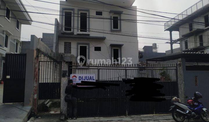 Dijual rumah siap huni & bangunan kosan 15 kamar
Radio dalam Kebayoran Baru Jaksel

Luas tanah total: 257m²
Luas bangunan total: 450m
Sertifikat: SHM (2 sertifikat) 
Listrik rumah: 6600 watt

Spesifikasi rumah:
Luas tanah: 85m²
Luas bangunan: 150m
Banguna 1