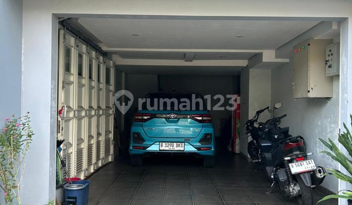 Dijual Rumah American Classict Bangunan Masih Sangat Bagus di Taman Gandaria Jakarta Selatanlt 240 M2.lb 576 M2.kt : 5 + 1 (Kamar Art)Km : 7 + 1 Toilet Tamulistrik : 13.200 Wattsumber Air : Air Tanah dan Pamgarasi Carport : 2 Mobilsurat : Shmuntuk Lokasi  2