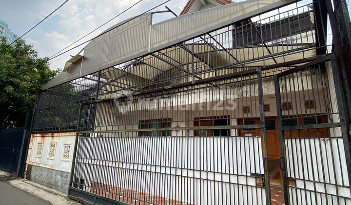 Best!! For Sale House Still Habitable Needs Renovation Jl. Sungai Sambas Melawai Blok M Kebayoran Baru South Jakarta SHM On Hand Land Area: 185M² Building Area: 350M Land Dimensions: L 18.5M X W 10M Bedrooms: 4+1 (Maid) Bathrooms: 3+1 (Maid) Floors: 2