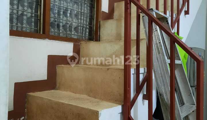 Di Jual Rumah Kost Jln. Benda Kelurahan Pulo, Kebayoran Baru, Jakarta Selatanhadap : Utarapxl : 19,6 X 10,7Lt : 209 M² Lb : 230 M²Shmkt : 14 + 1Km : 5 Listrik : 3500 Wcarport : 1 Mobil & 5 Motorada Kelebihan Tanah di Belakang Rumah 12 X 1 Meterharga : 6 M 2