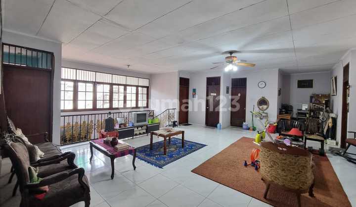 For Quick Sale: 2-Story Move-In Ready House on Jl Raya Pejaten Barat Inside Complex (Very Close to Main Road) South Jakarta SHM Land Area: 260 m² Building Area: 300 m² Floors: 2 Stories 1 Bedroom 2+AC Bathrooms: 3 Living Room and Family Room 2