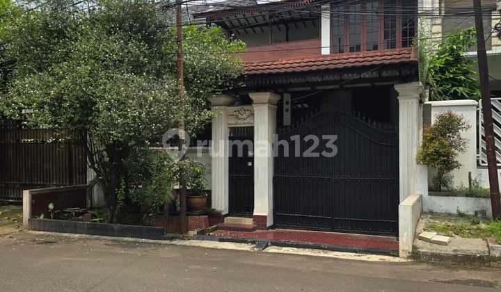 For Sale Rumah Lama Terawat Di Cipaku Senopati Kebayoran Baru Jakarta Selatan Shmluas Tanah 217m² Sertipikat ( 230m² Fisik )luas Bangunan . ±500m²3 Lantaikamar Tidur. 6kamar Mandi 6listrik 6600watthadap Utaragarasi 1 Mobilcarport 1 Mobiljalan Lebar 2.5 Mo