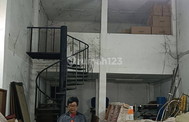 DI SEWA  GUDANG  DI JAKARTA SELATAN
Sewa Gudang
CILANDAK - Jakarta Selatan
LT 550 LB 550

Listrik 5500
Rp 400.000.000 
SHM
Hadap Selatan

Luas Tanah  :   550 M2
Lebar             : 12 m²
panjang.       : 38 m²
parkir mobil. : 12m x 12m
Lokasi Jalan Ut 1