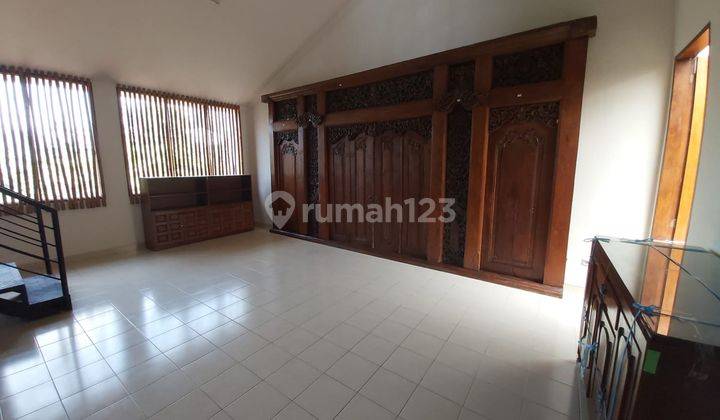 Di Sewa Rumah Siap Huni Jl. Simprug Garden Dekat Senayankebayoran Lama Jakselluas Tanah: 500mluas Bangunan: 500m Bangunan: 2 Lantaikamar Tidur: 5kamar Mandi: 6ada Rooftop Dan Swimming Poolgarasi: 2, Carport: 2listrik: 11.000wattharga Sewa : 580juta/thnexc 2