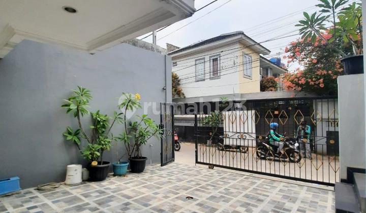 Di Jual / Disewa Rumah Siap Huni Belakang Grand Lucky Radio Dalam Jl.kweni Kebayoran Baru Jakarta Selatan Shm Luas Tanah: 190m²luas Bangunan: 300mkamar Tidur:4kamar Mandi: 4+1(toilet Tamu)bangunan: 2 Lantaikloset Toto, Water Heater) 3 Acservice Area (cuci 2