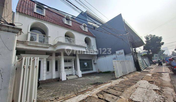 Disewa Rumah Usaha pinggir jalan Raya Gandaria 
Kebayoran Baru Jaksel

Luas tanah: 315m²+ ada branghang di belakang lebar 1 mtr  x 14 meter.
Lebar  krg lbh  13,45  meter x  23,5 mtr.   (diukur dari batas pagar halaman depan)  
Bangunan: 3,5  lantai full
L 2