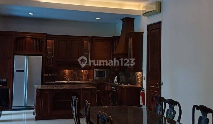 Di Sewakan Rumah Cantik Luxury Di Jalan Kencana 1 No.19  Pondok Indah Jakarta Selatan
lt.720m 
lb.
kamar Tidur 3 Atas 
kamar Tidur 1 Bawah 
setiap Kamar Tidur Ada Kamar Mandi + Ac + Wadrobe 
living Room
taman 

art :
kamar Tidur Nya 4
ruang Cuci 2 Mesin C 1