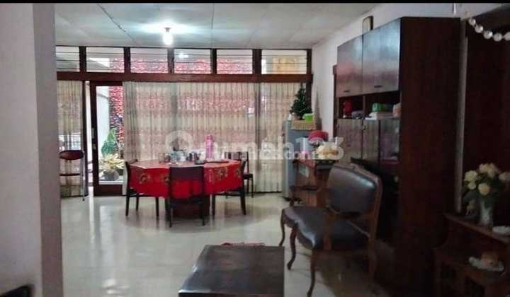 **Affordable Price - Old House Still Habitable, Land Value Only**  
Cipayung Street, Kebayoran Baru, South Jakarta  

- **Land Area**: 250 m²  
- **Land Dimensions**: 12.5m x 20m  
- **Building Area**: 175 m²  
- **Bedrooms**: 4  
- **Bathrooms**: 3  
- **Garage & Carport**: 1+1  
- **Electricity**: 3500 watt  
- **Water**: PAM certified