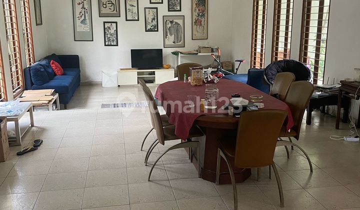 Di Jual Rumah Di Cilandak Tengah Sertifikat : Shm (2 Sertifikat)luas Tanah : 590 M²luas Bangunan : 350 M²terdiri Dari 2 Bangunan :rumah Depanluas Tanah : 240 M²luas Bangunan : 200 M²kamar Tidur : 3 + 2kamar Mandi : 4 + 1dapur Bersih : 1dapur Kotor : 1guda 2