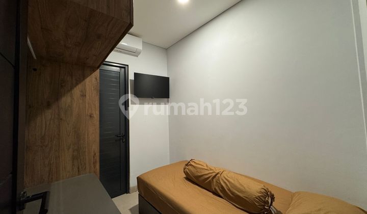 For Sale New Luxury Boarding House 1 Year in Operation in Tanah Abanglocation: Petojo Tanah Abangnumber of Rooms: 55 Land Area: 189MBuilding Area: 801MCommon Facilities: Rooftop, Kitchen, Communal Area, Parking, Reception Area, Warehouse, Laundry Room, Room Facilities: 2