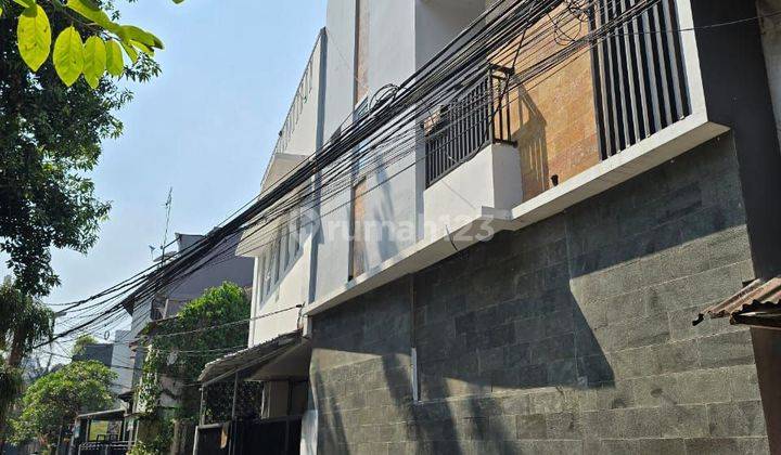 
turun Harga
02
for Sale Kosan Di Kuningan Jakarta Selatan
ajb
lt. 75m² ( Fisik Lebih )
lb. 225m²
3 Lantai
kt. 18
km. 17 + Wc Dalam Dan 1 Km + Wc Di Luar
full Furnish : Tv, Ac, Bed
listrik All Token
harga Perkos
12 Kamar Harga 2.5jt 
3 Kamar Harga 2.8jt
3 1