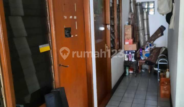 For Sale: Boarding House. Benda Subdistrict, Pulo Village, Kebayoran Baru, South Jakartafacing: Northland size: 19.6 x 10.7Land Area: 209 m² Building Area: 230 m²SHM (Certificate of Ownership)Rooms: 14 + 1Electricity: 3500 WCarport: 1 car & 5 motorcyclesAdditional land at the back of the house: 12 x 1 meterPrice: 6 Billion 2