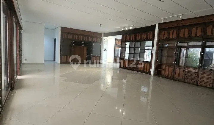 Rumah Super Luas Harga NJOP di Kebayoran Baru!Bayangkan Punya Rumah di Komplek Prestisius Taman Radio Dalam dengan Luas Tanah 663 M² dan Bangunan Megah 427 M² - Tapi Harganya di Bawah NJOP! Lokasi: Gandaria Utara, Kebayoran Baru, Jakarta Selatan NJOP 2025