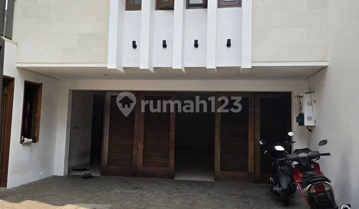 Turun Harga ! Harga : 27 M Harga Menjadi : 21.5 M Negofor Saletropical Modern House Di Pondok Indahshmluas Tanah: 408 M²luas Bangunan: 800 M²3 Lantai, Luxury Finishing Lantai Marmer Italy Dan Parkit4 Kamar Tidur4 Kamar Mandisemua Kamar Tidur Sudah Termasu 2