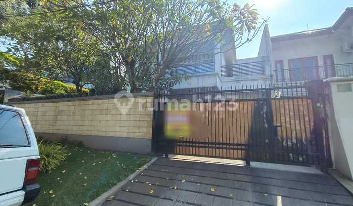 For Sale House in Pondok Indah, South Jakarta
Land Area: 412 m²
Building Area: 250 m²
Bedrooms: 5
Bathrooms: 3
Maid's Room: 2
Maid's Bathroom: 1
Kitchen: 2
Carport: Yes
Garage: Can fit 2 cars
Orientation: East
Selling Price: 25 Billion