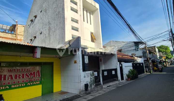 For Sale Boarding House Ideal for Long-Term Investment Gandaria Utara Kebayoran Baru South Jakarta
Land Area: 74 m²
Building Area: 200 m²
3 Floors
10 Rooms
Bathrooms Outside: 5
Electricity Subsidy: 2200 Watt
Orientation: East
Carport: 2 Cars
Certificate: SHM (Freehold Certificate)
Room Price Per: B 2