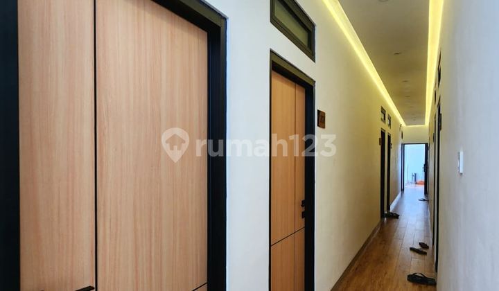 Kost Eksklusif Cipete - Kebayoran Barubrand New !! Spesifikasi:- Luas Tanah: 176 M²- Bangunan: 3 Lantai- Jumlah Kamar: 29 Kamar- Okupansi: 100%- Akses: Jalan Raya Utama 3 Jalur Mobil, bisa Jalan Kaki ke Jl. Fatmawati Raya- Omset: ± Rp70 Juta/Bulan- Harga 2