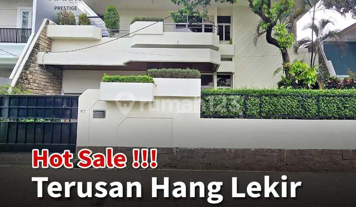 For Sale - Move-In Ready House in Terusan Hang Lekir, South Jakarta, Super Rare! Houses in this elite location are rarely on the market! 4 Bedrooms, 3 Bathrooms, Land Area 405 m² | Building Area 300 m², 2 Floors, Front & Back Garden, 1-Car Garage + 2-Car Carport, 6600 W Electricity.