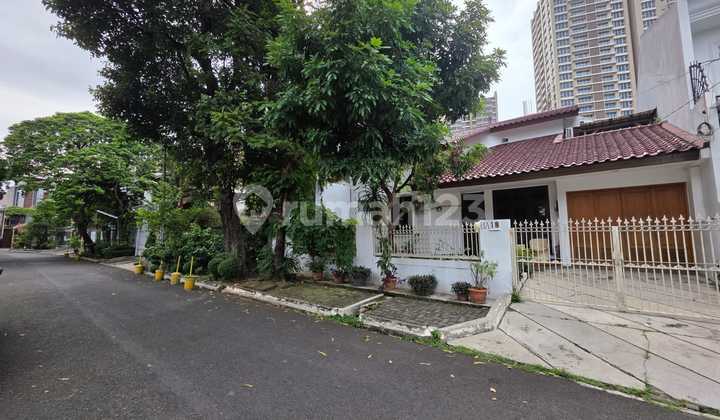 House For Sale In Pondok IndahLiving In Pondok Indah Just 1 Minute To PIM 2 MallLocation: Jl. Alam Elok (Wide Road)Land Area: 317 m²Building Area: ± 250 m²Freehold CertificateSpecifications:▪︎ 4 Bedrooms + 3 Bathrooms▪︎ Tiled Floors▪︎ Front Garden▪︎ 1 Car Garage