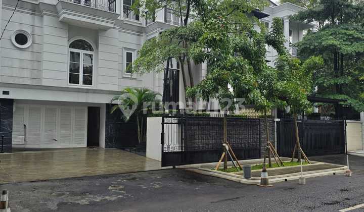 For Sale Brand New House Di Brawijaya Kby Baru1. (hook) - Harga 40 M Negolt: 420 M²lb: 1.000 M²2. ( Badan ) - Harga 30 M Negolt: 320 M²lb: 900 M²spesifikasi :rumah 3 Lantaikt: 4+3km: 4+1toilet Tamupos Securitygarasi: 4 Mobilcarport: 2 Mobilprivate Poolsel