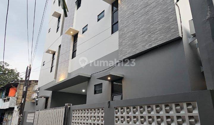 Dijual Kosan
jalan H Logo 
radio Dalam
kel. Gandaria Utara
kec. Kebayoran Baru
jakarta Selatan
luas Tanah : 104 M²
luas Bangunan : 416 M²
jumlah Kamar Tidur : 17 + 1 Penjaga
jumlah Kamar Mandi : 17+1 Penjaga
furniture : Full Furnice
besar Omset (untuk Rum 1