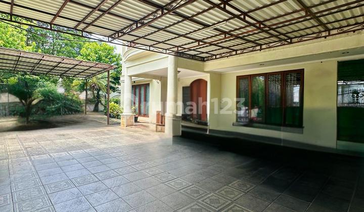Super Hot Sale Guaranteed Cheapest in Pondok Indah  
Kartika Utama 2-Story House  
Facing: South  
Super Prime Location  
Land Area: 804 m²  
Building Area: 600 m²  
Master Bedroom on 1st Floor  
7 Bedrooms  
5 Bathrooms  
3 Maid's Rooms  
2 Maid's Bathrooms  
Swimming Pool  
1 Storage Room  
4-Car Garage