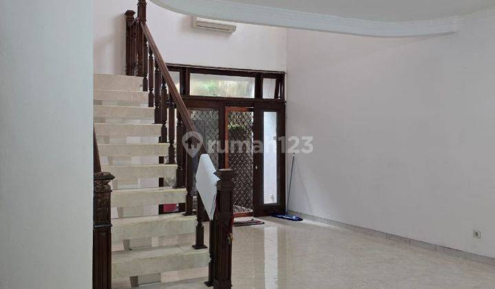For Rent Rumah Siap Huni Di Area Senopati Kebayoran Baru Jakarta Selatan Shmluas Tanah 158m²luas Bangunan . 250m²2 Lantaikamar Tidur. 4kamar Mandi 3full Aclistrik 7000wattair Pamtaman Belakanggarasi 1 Mobilcarport 2 Mobilharga Rp.250jt/ Thn Nego 1