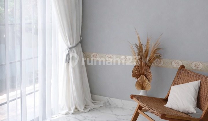 Exclusive South Jakarta Boarding House in Bintaro Area for Sale - Ozone Residence Boarding House Bintaro Property Details:- Certificate of Ownership (SHM)- Land Area 188 m²- Building Area 450 m²- 3-Story Building- North - South FacingRoom Layout:- 1st Floor: 2 Rooms + 1 Room 2