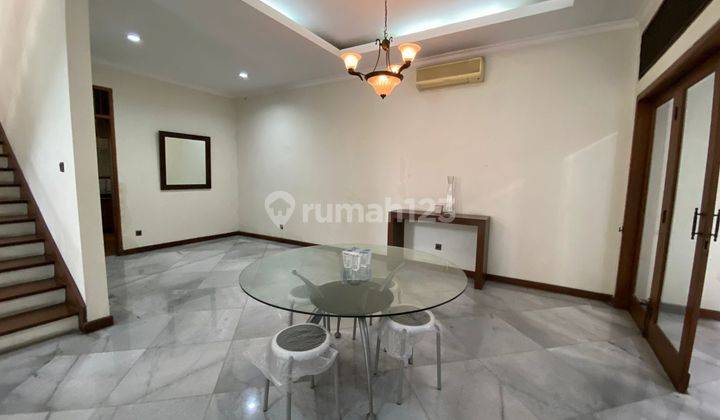 Turun Harga!! Dijual Rumah Terawat Siap Hunijl. Delman Utama Kebayoran Lama Jakarta Selatanluas Tanah: 361m²panjang Belakang: 16,5mlebar Depan: 22mluas Bangunan: 399mkamar Tidur: 5 + 1 Ruang Kerjakamar Mandi: 3kamar Tidur Art: 2kamar Mandi Art: 1garasi: 2 2