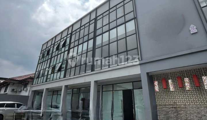For Sale: Brand New Shop House on Terogong Street, West Cilandak, South Jakarta
Land Area: 104 m²
Building Area: 250 m²
3 Floors
3 Toilets
Price: 6.1 Billion (Negotiable) 2