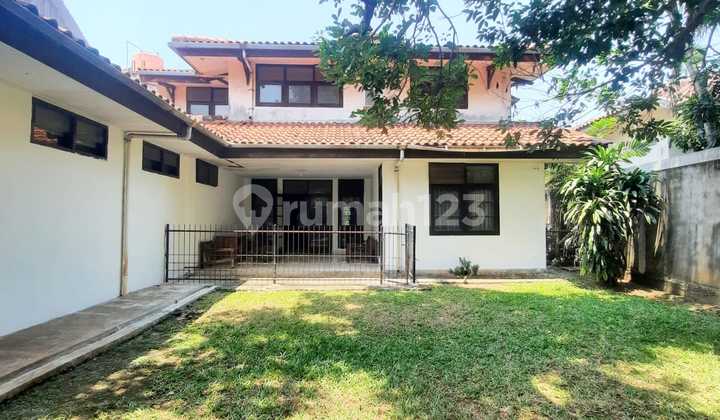 [For Sale] Cipete Selatan – Land Area Calculated, Well-Maintained House, Serene Neighborhood, Wide Flood-Free Roads, Near French School Cipete, Land Area 584 M2, Building Area 407 M2, 2-Story Building, 5 + 2 Bedrooms, 3 + 1 Bathrooms, Front and Backyard, 2-Car Garage.