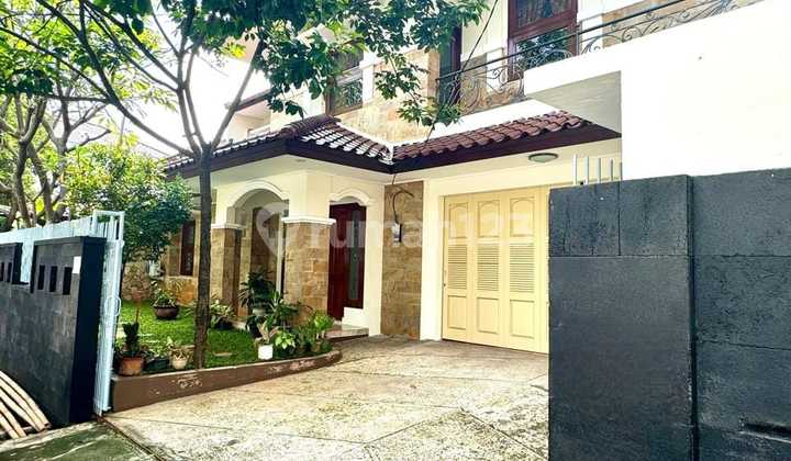 For Sale/Rent Well-Maintained Sturdy Ready-to-Occupy House in North Cipete, Jl. H. Saidi, Kebayoran Baru, South Jakarta  
SHM Land Area: 345 m²  
Building Area: 300 m²  
Structure: 2 Floors  
Bedrooms: 3 + 3 maids' rooms  
Bathrooms: 3 + 1 maids' bathroom  
Includes: 5 AC units, Swimming Pool, Clean Kitchen, Dirty Kitchen