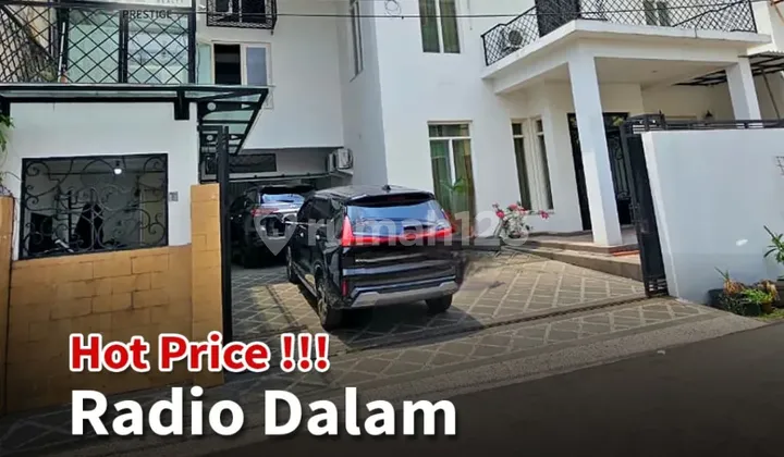 Price Drop!! For Sale: Habitable House, Suitable for Office Use
Located in Taman Radio Dalam Complex, Gandaria Utara, Kebayoran Baru, South Jakarta
Land Area: 276 m²
Building Area: 300 m²
Building: 2.5 Floors
Bathrooms: 2 + 1 (Maid's Room)
Electricity: 6600 Watt
Garage & Carport: 1 + 1 Available