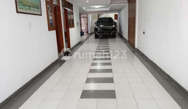 Harga Turun - Discount Besardijual / Sewa Rumah (Fully Furnished) Lux Bebas Banjir 4 Lantai Dekat Sudirman Semanggi Jakartashm Luas Tanah : 206 M2 ( 7.9 × 26)Luas Bangunan : 670 M2 (4 Lantai) Ktidur : 7 + 2 Kamarkmandi : 7 + 1 Kamargudang : 5 X 6 M²Listri 2