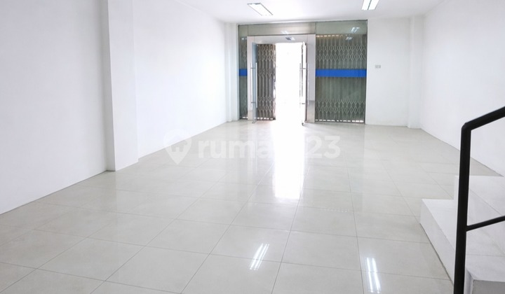 For Sale / For Rent Strategic Shop House Wolter Monginsidi - Tendean - Kebayoran BaruProperty Details:Land Area: 121 m²Building Area: ±190 m²Dimensions: 6 m X 11 mBuilding: 3 Floors + RooftopBathrooms: 3Electricity: 16,000 VAParking: Front & BasementLocation Advantages 2