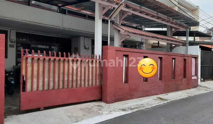 Di Jual Rumah Kost Jln. Benda Kelurahan Pulo, Kebayoran Baru, Jakarta Selatanhadap : Utarapxl : 19,6 X 10,7Lt : 209 M² Lb : 230 M²Shmkt : 14 + 1Km : 5 Listrik : 3500 Wcarport : 1 Mobil & 5 Motorada Kelebihan Tanah di Belakang Rumah 12 X 1 Meterharga : 6 M