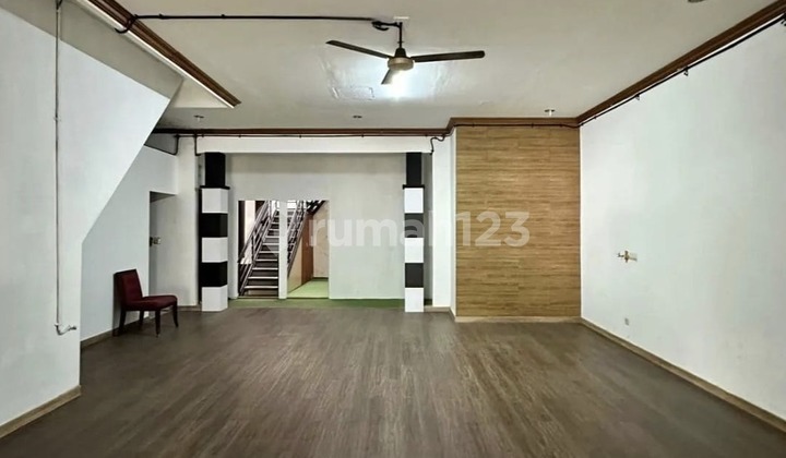 Turun Harga Rumah Siap Huni di Panglima Polim Kebayoran Barushmlt. 515M²Lb. 500M²Bangunan 2 Lantaiterdiri Dari Kosandi Sewa oleh Kantor dan Cafelistrik 11000Wattcarport 5 Mobilposisi Hoekhadap Utara - Timurharga 39 M > 35 M 2