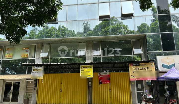 For Rent: Adjacent Shophouses at Bona Indah Plaza, Cilandak, South Jakarta  
Land Area: 205 m²  
Building Area: ±570 m²  
3 Floors  
5 Bathrooms  
Plot Size: 10×20.5  
Electricity: 22,000 & 16,500 Watt  
Rental Price: 330 Million IDR for 2 Shophouses (Negotiable, Minimum 2-Year Lease)  
Already Occupied by Bank BCA and Mandiri Offices 1