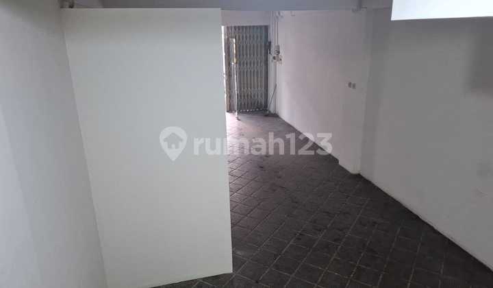 For Rent: Radio Dalam Raya Shop House, Suitable for Business or Office, Kebayoran Baru, South Jakarta, Ex Tree Letricshm, Land Area: 85 m², Building Area: 145 m², Building: 3 Floors, Bathrooms: 2, Electricity: 4400 Watt, Parking: Fits 2 Cars, Rental Price: 250 Jt/Year (Excluding Tax) 2