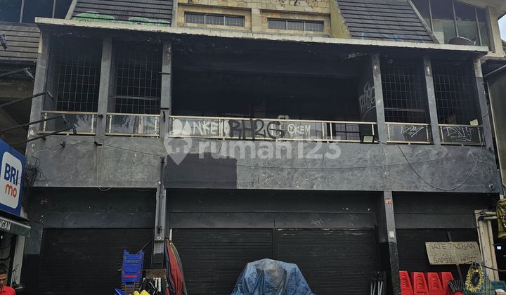 For Sale and For Rent: Attached Shophouse Near Blok M, Bulungan, South Jakarta
Specifications:
Land Area: 400 square meters
Building Area: 800 square meters
Building Dimensions:
- Floors 1 and 2: Front Width 10 Meters x 22 Meters Length
- Floor 3: Front Width 10 Meters x 20 Meters Length For Sale and For Rent: Attached Shophouse Near Blok M, Bulungan, South Jakarta
Specifications:
Land Area: 400 square meters
Building Area: 800 square meters
Building Dimensions:
- Floors 1 and 2: Front Width 10 Meters x 22 Meters Length
- Floor 3: Front Width 10 Meters x 20 Meters Length