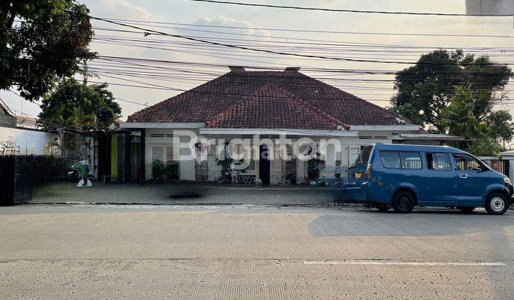 Rumah Clasic kolonial + pavilon, parkir luas 1