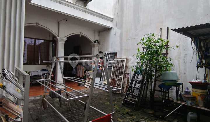 For Sale Commercial Area House Strategically Located in the Center of Surabaya, 428 m² 2