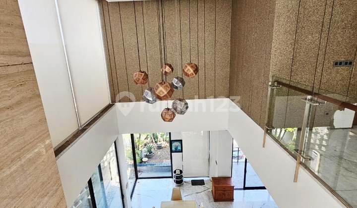 Rumah Mewah Pluit, Dekat Pantai Mutiara, 325 M2, Full Marmer, 3 Lantai, Lift, Furnish Modern 2